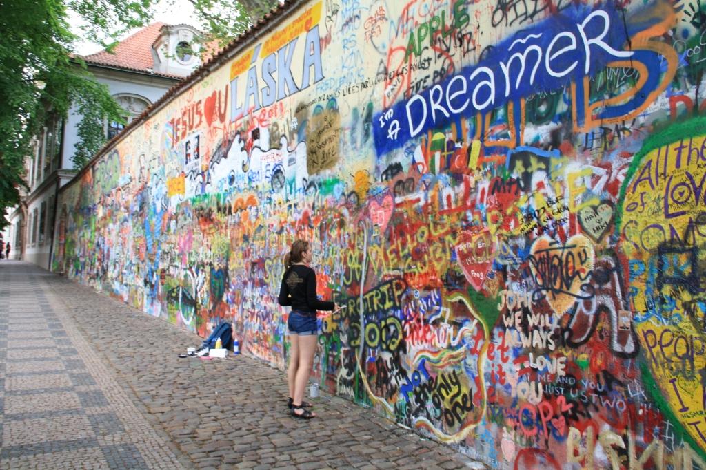 קיר "ג'ון לנון" – קיר גרפיטי גדול והמפורסם של פראג