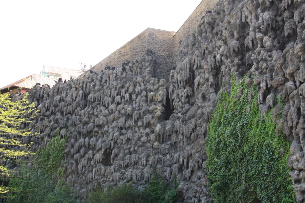 מערה מלאכותית גדולה בגני ולנשטיין