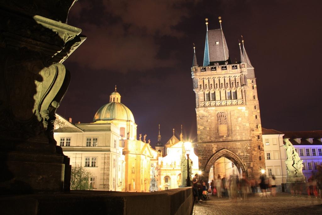 גשר קארל בלילה