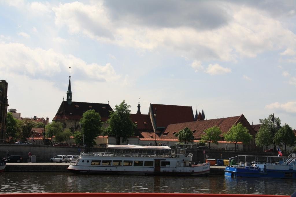 רציף עם ספינות תיירים