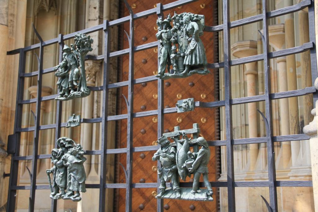 אחד מהשערים, שנמצאים עליו סמלים של מזלות בקתדרלה ויטוס הקדוש