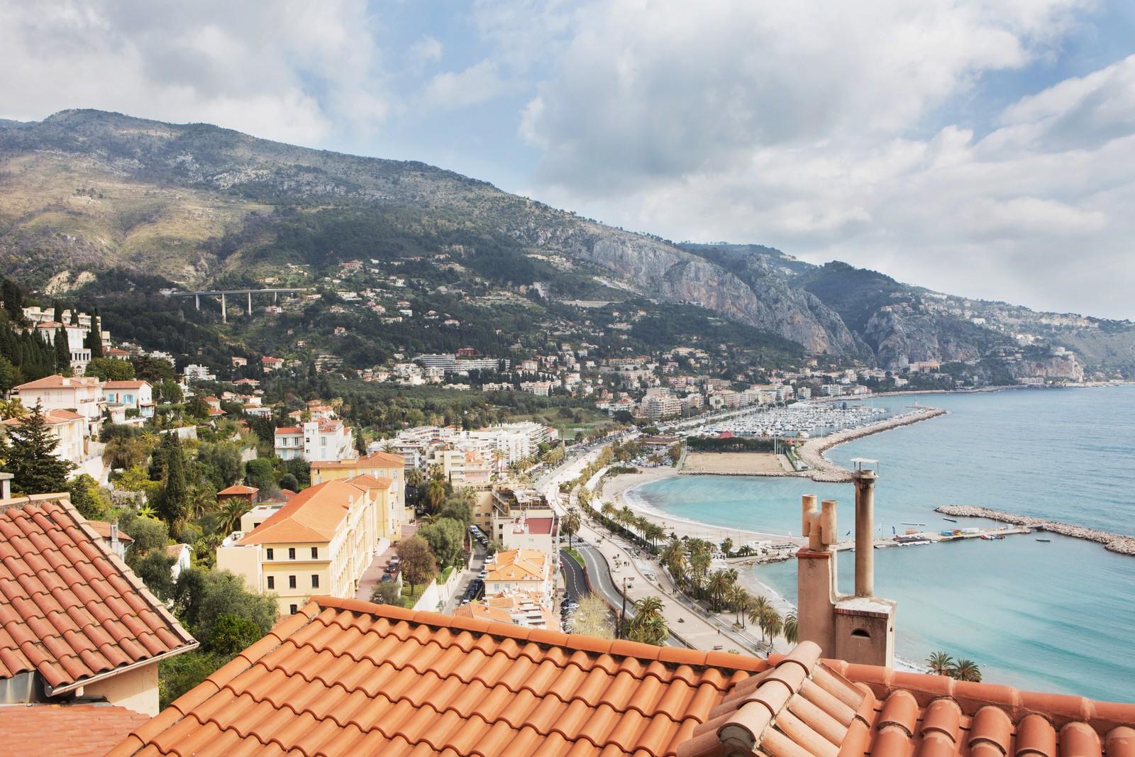 فرنسا في أبريل