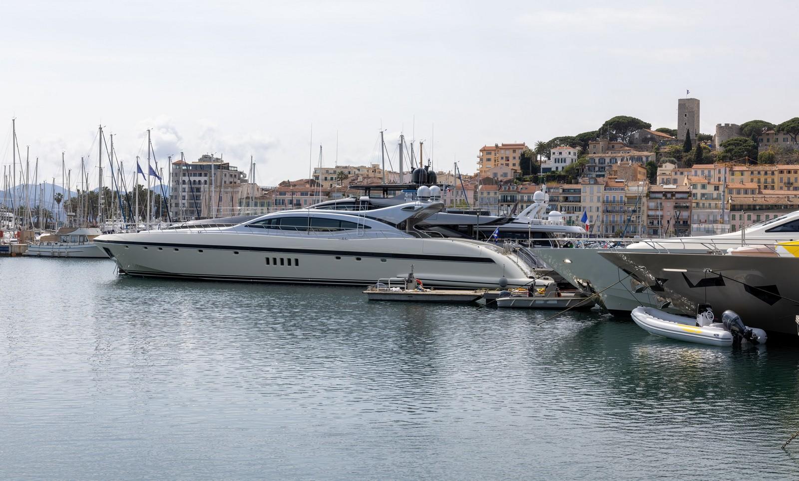 فرنسا في مارس