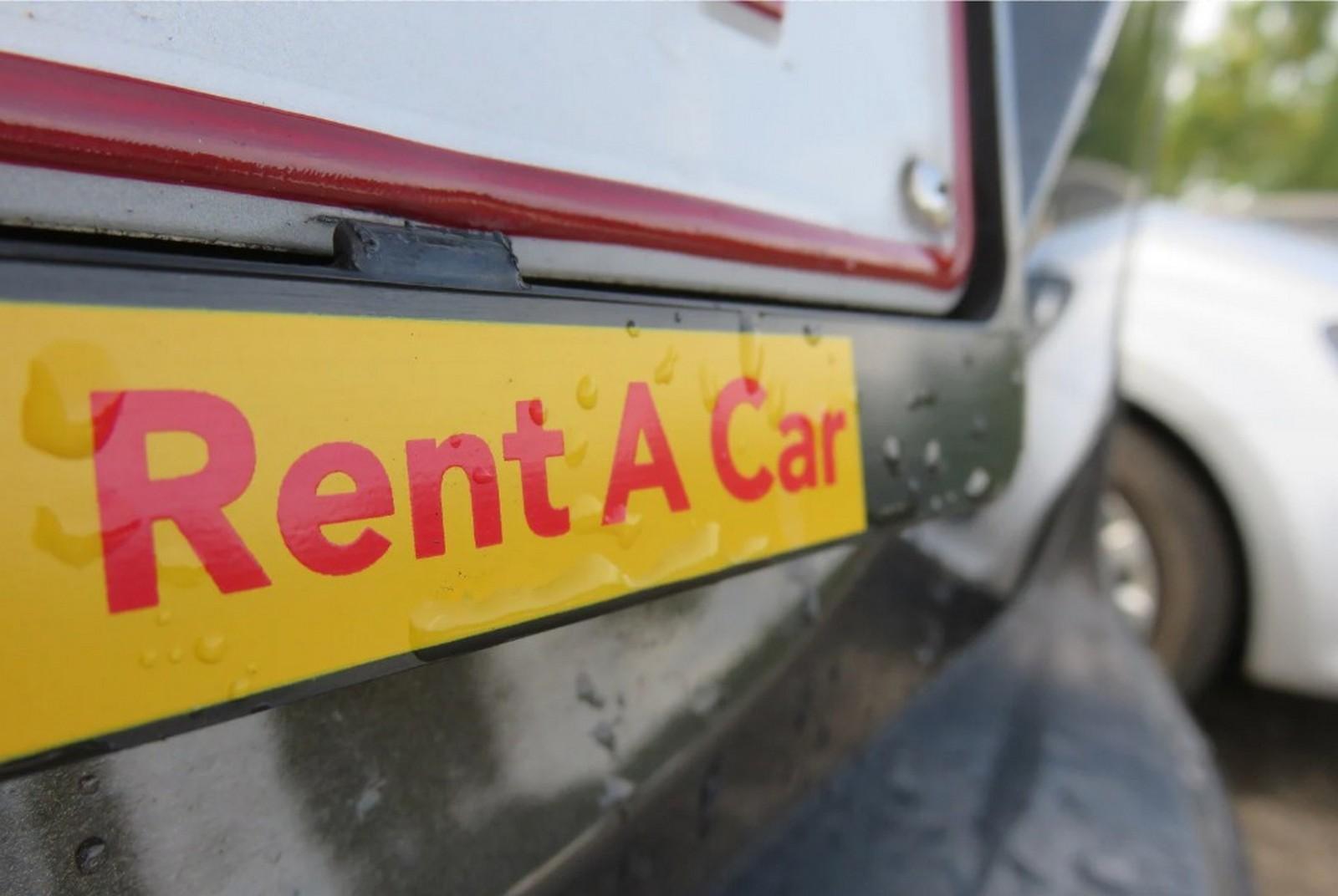 חופש התנועה עם השכרת רכב בתאילנד פותח אפשרויות חדשות לחלוטין לנסיעה שלכם. עם רכב שכור, אתם יכולים להגיע לחופים נסתרים, לחקור את הפסגות המפותלות של הצפון, ולעצור בכל מקום ציורי כדי לצלם תמונה מושלמת. נקודות מפתח רישיון נהיגה בינלאומי (IDP) נדרש להשכרה חוקית. רישיון לאומי לבדו לא מספיק, עונש של 500-1000 באט (16-32 דולר) יוטל עליכם. נהיגה בצד שמאל היא האתגר העיקרי לתיירים. ההגה בצד ימין, ויש להימנע מפניות מסובכות בשני-שלושה הימים הראשונים. אופנועים מופיעים בכל מקום: בין נתיבים, בשוליים, ובאזורים עיוורים. עלות ההשכרה: 1,200 בהט ליום, עבור מכוניות חסכוניות ב-38$ ועד 111$ לרכבי שטח. העונה הגבוהה עשויה להעלות את המחירים ב-30-50%. השכרה ממושכת יכולה להניב הנחות של עד 50%. ביטוח מקיף משתלם: SCDW דרך אגרגטורים עולה 8-12 דולר ליום, לעומת 6-13 דולר אצל חברות השכרת הרכב. שריטה אחת יכולה לעלות 474-632 דולר, שזה מכסה את החיסכון על הביטוח. בנגקוק (Bangkok) היא הבחירה הגרועה ביותר: פקקי תנועה של 12-14 שעות, חניה יקרה, ולחץ של אופנועים. עדיף לקחת את הרכב השכור בשדה התעופה ולצאת מיד לכבישים המהירים. פיקדון חובה בסכום של 15,000-150,000 באט נחסם בכרטיס אשראי לתקופה של 7-30 יום. חלופות לבעלי כרטיסי חיוב מוגבלות מאוד. בקצרה על המאמר מדריך מקיף להשכרת רכב בתאילנד לתיירים בשנת 2025, המכסה את כל ההיבטים המעשיים, החל מהכנת המסמכים ועד להחזרת הרכב. המאמר כולל ניתוח מפורט של הדרישות, העלויות, הביטוח ומאפייני הנהיגה באזורים שונים במדינה. מה מכסה המדריך: מסמכים ודרישות - גיל, רישיונות, פיקדונות עם סכומים ספציפיים תמחור - רכבים חסכוניים ועד רכבים יוקרתיים, לפי אזורים בחירת חברות - מותגים בינלאומיים מול חברות השכרת רכב מקומיות, כולל יתרונות וחסרונות ביטוח - סוגי כיסוי, השתתפות עצמית, חריגים והמלצות נהיגה בפועל - מאפייני תנועה, ייחודיות אזורית ובטיחות פתרון בעיות - ממציאת פתרונות לתקלות ועד ניהול קנסות, עם הוראות שלב אחר שלב. למה לשכור רכב בתאילנד שכירת רכב בתאילנד מספקת את הגמישות המקסימלית לנסיעה, שכן היא מאפשרת לכם לעצב את המסלול שלכם כרצונכם. במקום להיות כבולים ללוחות זמנים של אוטובוסים, אתם יכולים לשנות תוכניות תוך כדי, להישאר יותר זמן במקומות שאתם אוהבים, ולעקוף את ההמונים התיירותיים. זה רלוונטי במיוחד עבור משפחות עם ילדים, אנשים שנוסעים עם הרבה מטען, ואלה שרוצים לחקור אזורים מרוחקים כמו Isan או פארקים לאומיים. יתרונות של שכירת רכב לעומת תחבורה ציבורית האוטובוסים המקומיים בתאילנד זולים אך איטיים. נסיעה מבנגקוק לקראבי באוטובוס תימשך 12 שעות, בעוד שרכב יעשה את אותו מרחק בשמונה שעות. בנוסף, אוטובוסים עוצרים לעתים קרובות, ובעונה הגבוהה יש להזמין כרטיסים מראש. שכירת רכב מנצחת בנוחות - מיזוג אוויר משלכם, אפשרות לעצור בכל עת, וללא קהל הנוסעים. לקבוצה של 2-3 אנשים, שכירת רכב לעיתים קרובות יוצאת זולה יותר מכרטיסי אוטובוס. למי מתאימה שכירת רכב רכב הוא אופציה נהדרת עבור מטיילים ש: מתכננים לבקר בכמה ערים במהלך הטיול נוסעים עם משפחה או קבוצה רוצים לחקור אטרקציות טבעיות מעריכים עצמאות בתוכניות בעלי ניסיון בנהיגה ולא חוששים מנהיגה בצד שמאל כדאי להימנע משכירת רכב אם אתם: מתכננים רק לבקר בבנגקוק מתכננים להשתתף באיים קופצים נוסעים לבד עם תקציב מוגבל תקנות חשובות להשכרת רכב בתאילנד הגבלות גיל רוב חברות השכרת הרכב קובעות גיל מינימלי של 21-23 שנים לרכבים רגילים. יש צורך בותק נהיגה של שנה אחת לפחות. לרכבים יוקרתיים יותר, רף הגיל עולה ל-25 שנים, וותק הנהיגה עולה ל-2-3 שנים. חברות השכרת רכב מקומיות עשויות להיות סלחניות יותר בנוגע לגיל, אבל חברות בינלאומיות מקפידות על ההגבלות. נהגים מתחת לגיל 25 עשויים לשלם תוספת של 200-500 בהט (6-16 דולר) ליום. מסמכים ורישיונות רישיון נהיגה בינלאומי (IDP) הוא דרישה חיונית להשכרת רכב בתאילנד. יש להשיג אותו במדינת המוצא לפני הנסיעה. מבחינה טכנית, ניתן לשכור רכב עם רישיון לאומי, אם הוא כתוב באותיות לטיניות. עם זאת, אם המשטרה תעצור בלי IDP, הנהג יצטרך לשלם קנס של 500-1000 בהט (16-32 דולר) וחברות הביטוח עשויות לסרב לכסות נזקים ללא רישיון בינלאומי. לשהות ממושכת בתאילנד (מעל 3 חודשים), מומלץ לקבל רישיון תאילנדי. ההליך פשוט עם תעודה מהשגרירות ותעודה רפואית. מאפיין מעניין: נהגים ממדינות אסיאניות (ASEAN) יכולים להשתמש ברישיונות לאומיים ללא IDP הודות להסכם אזורי. אמצעי תשלום כרטיס אשראי הוא דרישה חיונית של כל חברות השכרת הרכב הגדולות. הוא משמש כערבות לכיסוי נזק אפשרי. כרטיסי חיוב מתקבלים בנדירות, ורק על ידי משרדים מקומיים קטנים. גדלי הפיקדונות משתנים: כלכלי: 15,000-25,000 בהט (470-790 דולר) בינוני: 30,000-50,000 בהט (950-1,580 דולר) פרימיום: 80,000-150,000 בהט (2,530-4,750 דולר) הפיקדון נחסם בכרטיס ומשתחרר תוך 7-30 ימים לאחר החזרת הרכב ללא נזקים. חלופות לאלה שאין להם כרטיס אשראי: חברות השכרת רכב מקומיות מסוימות מקבלות ערבות במזומן, אבל הסכום גדל פי 2-3. אפשר גם לקנות ביטוח מלא דרך אגרגטורים מקוונים תמורת 8-10 דולר ליום. עלות השכירה ותמחור מחירים בסיסיים השכרת רכב בתאילנד מתחילה ב-1,200 באט (38$) ליום עבור מכוניות קומפקטיות כמו טויוטה ויוס (Toyota Vios) או הונדה סיטי (Honda City). עבור מכוניות האצ'בק, המחיר נע בין 1,000 ל-1,500 באט (32$-47$) ליום. רכבי שטח ו-SUV עולים 2,000-3,500 באט (63$-111$) ליום, ודגמים יוקרתיים יכולים להגיע עד 5,000 באט (158$) ליום. מודלים פופולריים ועלותם המשוערת: טויוטה ויוס (Toyota Vios): 1,200-1,500 באט (38-47$) ליום הונדה סיטי (Honda City): 1,300-1,600 באט (41-51$) ליום טויוטה פורצ'ונר (Toyota Fortuner): 2,500-3,000 באט (79-95$) ליום BMW סדרה 3: 4,000-5,000 באט (126-158$) ליום עונתיות במחירים העונה הגבוהה (נובמבר-מרץ) מעלה את המחירים ב-30-50%. בתקופה זו, הביקוש הוא המקסימום, במיוחד ביעדים פופולריים כמו פוקט (Phuket) וסמוי (Koh Samui). מומלץ להזמין לפחות שבועיים מראש. העונה הנמוכה (יולי-ספטמבר) מציעה הנחות עד 40%. למרות זאת, במהלך תקופת הגשמים, חלק מכבישי ההרים הופכים למסוכנים לנהיגה. גורמים המשפיעים על המחיר מיקום משפיע מאוד על העלות. השכרה בשדות תעופה עולה 15-20% יותר בגלל אגרות. יעדי איים (פוקט/Phuket, סמוי/Koh Samui) הם בדרך כלל יקרים יותר מערים יבשתיות. אורך ההשכרה נותן הנחות משמעותיות: 1-3 ימים: מחיר מלא 4-7 ימים: הנחה של 10-15% 8-30 ימים: הנחה של 20-30% מעל חודש: הנחה של עד 50% הוצאות נוספות בנזין עולה כ-30-35 באט (1$) לליטר. מיכל מלא של סדאן עולה 1,000-1,200 באט (32-38$). צריכת דלק בעיר היא 8-12 ל'/100 ק"מ, בכביש מהיר - 6-8 ל'/100 ק"מ. חניה בערים גדולות בתשלום: 10-20 באט (0.30-0.60$) לשעה בקניונים, 20-50 באט (0.60-1.60$) ללילה במלונות. באזורי תיירות יכולים לגבות עד 100 באט (3.20$) ליום. כבישים בתשלום נמצאים רק סביב בנגקוק (Bangkok). העלות לנסיעה בטווח 25-75 באט (0.80-2.40$) לקטע, בהתאם למרחק. איפה לשכור רכב בתאילנד: חברות ופלטפורמות חברות בינלאומיות אוויס (Avis), הרץ (Hertz), באדג'ט (Budget), סיקסט (Sixt), יורופקאר (Europcar) - השחקנים העיקריים בשוק הבינלאומי בתאילנד. המשרדים שלהם נמצאים בכל נמלי התעופה הגדולים והמרכזים התיירותיים. יתרונות: הליכים סטנדרטיים וצי איכותי תמיכה באנגלית 24/7 תוכניות נאמנות וצבירת מיילים אפשרות הזמנה הרבה לפני הנסיעה כללי ביטוח ברורים חסרונות: מחירים גבוהים ב-20-40% מחברות מקומיות תנאים פחות גמישים דרישות נוקשות למסמכים חברות תאילנדיות מקומיות Thai Rent A Car, Chic Car Rent - הרשתות המקומיות הגדולות ביותר עם מוניטין טוב. הרבה משרדים קטנים מציעים תנאים משתלמים יותר, אבל דורשים בחירה זהירה. יתרונות: מחירים נמוכים ב-25-50% מהמותגים הבינלאומיים תנאים גמישים יותר לפיקדון וביטוח אפשרות להתמקח בהשכרה ממושכת מכירים טוב יותר את המאפיינים המקומיים חסרונות: מחסום שפה (לא כולם דוברים אנגלית) הליכים פחות סטנדרטיים עלולים להיות מלכודות בחוזים אגרגטורים מקוונים Rentalcars.com, Kayak, Economybookings מאפשרים להשוות הצעות של עשרות חברות בדף אחד. מערכת דירוגים עוזרת לבחור משכיר אמין. אגרגטורים לעיתים קרובות מציעים ביטוח מלא רק תמורת 8-12 דולר ליום מול 200-400 בהט (6-13$) אצל מחברות השכירות המקומיות. בעת זאת הכיסוי יכול להיות אפילו טוב יותר. המלצות לבחירה בבחירת חברה לשים לב ל: דירוג לא נמוך מ-8/10 באגרגטורים קיום משרד פיזי (לא רק טלפון) תנאים ברורים לפיקדון וביטוח אפשרות ליצור קשר באנגלית איפה לא כדאי לשכור להימנע מ: משרדים ברחוב ללא משרד ושלט הצעות דרך מלונות (תוספת עד 100%) אופציות זולות מדי ללא ביטוח משרדים עם דירוג מתחת ל-7/10 תהליך השכירת רכב בתאילנד: הוראות שלב אחר שלב הזמנה הזמנה מקוונת היא הדרך הטובה ביותר להבטיח את המחירים הטובים ביותר ואת זמינות הרכב. בעונה גבוהה, רכבים נגמרים 2-3 שבועות לפני התאריך, ולכן הזמנה במקום יכולה להיות מוגבלת, והמחירים יכולים להיות גבוהים ב-20-30%. תשלום מראש הוא בדרך כלל 10-20% מעלות ההשכרה או סכום קבוע של 50-100 דולר. קבלת הרכב חתימת החוזה היא רגע קריטי. לפני החתימה, קראו את התנאים בעיון, כולל: תקופת חסד להחזרת הרכב (בדרך כלל 1-2 שעות) מדיניות תדלוק (מיכל מלא למיכל מלא) מגבלות קילומטר (אם יש) קנסות על איחור בהחזרה בדיקת הרכב מתבצעת יחד עם נציג חברת ההשכרה. וודאו שכל שריטה, שפשוף או פגם מתועדים בפרוטוקול קבלת הרכב. מומלץ לצלם וידאו עם הליכה איטית סביב הרכב כדי להגן מפני האשמות שווא על נזקים. חשוב לבדוק: מצב הצמיגים והקיום של צמיג רזרבי שלמות הכלים (ג'ק ומפתחות) תקינות המזגן והאלקטרוניקה עדכניות מסמכי הרישום רמת הדלק החזרת הרכב חוק התדלוק הוא סטנדרט "מלא למלא". אם אתם מחזירים את הרכב עם מיכל דלק ריק, תוספת העלות תהיה 50-100% מהעלות השוקית של הדלק. מגבלות קילומטר נפוצות נדירות, בעיקר בחברות השכרת רכב מקומיות זולות. חריגה עולה 3-8 בהט (0.10-0.25$) לק"מ. קנסות על איחור מתחילים ב-200-500 בהט (6-16$) לשעה הראשונה, ולאחר מכן נגבית עלות יומית מלאה. בבדיקה הסופית, נציג חברת ההשכרה מחפש נזקים חדשים. כל נושא שנוי במחלוקת חייב להיפתר במקום, לכן חשוב לשמור תיעוד מצולם או מצולם של מצב הרכב בזמן הקבלה. ביטוח: סוגים והמלצות ביטוח בסיסי (CDW) Collision Damage Waiver (CDW) הוא כיסוי הניתן כחלק מעלות ההשכרה ומכסה נזקים לצד שלישי, כמו גם נזקים לרכב השכור. ההשתתפות העצמית נעה בין 5,000 ל-20,000 בהט (158-632 דולר) בהתאם לסוג הרכב. מה לא מכוסה: נזקים לתא הנוסעים גניבת חפצים אישיים נזקים למנוע ולתיבת ההילוכים נזקים לתחתית הכביש בכבישים משובשים ביטוח מלא (SCDW) Super Collision Damage Waiver (SCDW) מאפס את ההשתתפות העצמית עבור נזקים חיצוניים. המחירים משתנים בין 200 ל-400 בהט (6-13 דולר) ליום בהשכרה, אך ניתן לרכוש אותם דרך אגרגטורים במחיר נמוך יותר של 8-12 דולר ליום. מה מכוסה: 100% מהנזקים החיצוניים במקרה של תאונה שמשות שבורות נזקים לפנסים ולמראות מה לא מכוסה: תא הנוסעים של הרכב נזקי שיטפונות נהיגה בשכרות ביטוח חובה לצד שלישי כל הרכבים בתאילנד מכוסים בביטוח אחריות חובה (Por Por Bor). נזקים לבריאות: עד 800,000 בהט (25,300 דולר) מוות: עד 300,000 בהט (9,500 דולר) נזק רכושי: עד 50,000 בהט (1,580 דולר) הגבלות צנועות, ולכן בתאונה קשה עלולה להידרש השתתפות עצמית נוספת. המלצות נוספות תמיד לקנות ביטוח מלא בהשכרה מעל 3-4 ימים. עלות שריטה בפגוש יכולה להגיע ל-15,000-20,000 בהט (474-632 דולר), שיכסה את החיסכון על הביטוח. בדקו אם ביטוח הנסיעות שלכם בבית מכסה סיכוני רכב בתאילנד. כרטיסי אשראי פרימיום מסוימים כוללים גם ביטוח השכרת רכב. נהיגה בתאילנד: חוקים ומאפיינים נהיגה בצד שמאל היא מאפיין בולט עבור רוב המבקרים, עם הגה בצד ימין, מה שעלול להיות מבלבל בהתחלה. מומלץ להימנע מפניות מורכבות ולנהוג לאט יותר מהרגיל ב-2-3 הימים הראשונים. חוקי תנועה עיקריים מגבלות מהירות: בתחום העירוני: 50-60 קמ"ש כבישים בין-עירוניים: 90 קמ"ש כבישים מהירים: 120 קמ"ש חריגה של 10-20 קמ"ש נחשבת לנורמלית, אך הפרות חמורות יותר נענשות בקנסות של 500-2000 בהט (16-63$). פנייה שמאלה באור אדום מותרת כאשר יש שלט מתאים "Turn Left with Care", אנלוגי לכלל האמריקאי של פנייה ימינה באור אדום. מאפייני התנועה התאילנדית אופנועים הם המאפיין הבולט ביותר של התנועה בתאילנד. הם נמצאים בכל מקום: בין נתיבים, בשוליים, ואפילו בנתיבים נגדיים. נהגי רכב חייבים לבדוק כל הזמן את האזורים העיוורים. לאותות יש משמעות מיוחדת: הבזקי אורות משמעם "תן דרך", ולא "עבור ראשון" כמו באירופה הפעלת מנורות מהבהבות היא סימן להודיה או בקשה לפסח צפירה משמשת לעיתים רחוקות ונחשבת לא מנומסת פניות פרסה מחליפות צמתים בכבישים רבים. ישנם כיסים מיוחדים לפניות פרסה כל 500-1000 מטרים, ויש לתת זכות קדימה לכל משתתפי התנועה בעת ביצוע פנייה זו. נהיגה באזורים שונים בנגקוק (Bangkok) חוויה מאתגרת לנהג לא מנוסה. פקקים נמשכים 12-14 שעות ביום, החניה יקרה, והלחץ מהאופנועים המתמרנים סביב עצום. עדיף לשכור רכב בשדה התעופה ולצאת מיד מהעיר. כבישי הרים בצפון (צ'יאנג מאי/Chiang Mai, מאה הונג סון/Mae Hong Son) דורשים זהירות רבה. הפיתולים תלולים, הראות מוגבלת, והנהגים המקומיים רגילים לתנאים אלה. בעונת הגשמים קיימת סכנת מפולות. כבישי החוף בדרום לרוב בטוחים, אך צרים. יש לנהוג בזהירות, במיוחד בפוקט (Phuket) - השטח הגבעי יוצר לא אחת קטעים עיוורים. עצות בטיחות נהיגה הגנתית היא האסטרטגיה הנכונה ביותר. הניחו שמשתתפי תנועה אחרים עשויים לבצע כל תמרון ללא אזהרה. נהיגה בלילה יכולה להיות מסוכנת מאוד, במיוחד מחוץ לערים. אופנועים רבים נעים ללא אורות, בכבישים עשויים להופיע בעלי חיים, ואיכות התאורה לקויה. תמיד כדאי לשאת ערכת עזרה ראשונה - שירותי האמבולנס בתאילנד פועלים לאט, במיוחד באזורים מרוחקים. שאלות מעשיות תקלות כל תחנות הדלק בתאילנד מספקות שירות מלא. אתם מגיעים, אומרים את הסכום או מבקשים מיכל מלא (full tank), והשאר נעשה עבורכם. טיפ אינו חובה, אבל 10-20 בהט (0.30-0.60 דולר) יתקבלו בברכה. מחירי דלק: בנזין 95 עולה כ-32-35 בהט (1-1.10 דולר) לליטר, דיזל - 28-31 בהט (0.90-1 דולר) לליטר. רשתות פופולריות: PTT (ירוקות), Shell (צהובות), Bangchak (כחולות), Caltex (אדומות). תשלום אפשרי במזומן או בכרטיס. בתחנות גדולות יש בתי קפה וחנויות קטנות - מקומות טובים למנוחה במהלך נסיעות ארוכות. חניה בנגקוק (Bangkok) ופוקט (Phuket) - הערים הבעייתיות ביותר לחניה. במרכז קשה למצוא מקום חניה, וחניונים בתשלום גובים 20-50 בהט (0.60-1.60 דולר) לשעה. ערי פרובינציה יותר סלחניות - יש הרבה מקומות חניה חינם לאורך הרחובות. קניונים בכל מקום מספקים חניה חינם בקנייה בסכום מסוים. לוחיות אדומות - סימן לכך שזה רכב שנרשם לאחרונה. אין בזה שום דבר רע, פשוט אמצעי זמני עד לקבלת מספרים קבועים. כבישים בתשלום נפוצים רק באזור בנגקוק (Bangkok). התשלום רק במזומן בעמדות מיוחדות. הימנעו מנתיבי M-Pass - הם מיועדים לרכבים עם משדרים אלקטרוניים. ניווט Google Maps - הכלי העיקרי. עובד מצוין, מראה פקקים ומציע מסלולים חלופיים. Google Translate עם פונקציית מצלמה תעזור לקרוא שלטים באזורים מרוחקים. Waze בתאילנד עובד פחות טוב מאשר במדינות אחרות - בסיס המשתמשים קטן, ולכן הנתונים על תנועה אינם מדויקים. מאפיינים אזוריים בנגקוק (Bangkok) השכרת רכב בבירה - רעיון גרוע אפילו לנהגים מנוסים. התנועה כאוטית 24/7, חניה יקרה ונדירה, והלחץ מוחק את כל ההנאה מהנסיעה. נמל התעופה כנקודת התחלה - פתרון אופטימלי. שכירות רכב בסוברנבומי (Suvarnabhumi) או דון מואנג (Don Mueang) ויציאה ישירות לכבישים מהירים. עד פטאיה (Pattaya) תוך שעה וחצי, עד הואה הין (Hua Hin) תוך שעתיים וחצי. פוקט (Phuket) ואיי הדרום כבישי פוקט (Phuket) הרריים וצרים. הכביש הראשי שמקיף את האי הוא באיכות טובה, אבל כבישי הצד לחופים תלולים עם ראות גרועה. מעבורות בין איים מעבירות רכבים תמורת תשלום נוסף. פוקט-קו לנטה (Koh Lanta): 200-300 בהט (6-9$) לרכב פלוס 150 בהט (5$) לנוסע. לוח הזמנים תלוי בעונה ובמזג האוויר. צ'יאנג מאי (Chiang Mai) והצפון כבישי הרים דורשים ניסיון וזהירות. פרשי גבהים עד 1,500 מטר, הרבה פניות, ולעתים קרובות ערפל. המנוע עובד בעומס מוגבר. עונת הגשמים (יולי-אוקטובר) מסוכנת במיוחד - הראות יורדת ל-20-50 מטר, כבישים חלקלקים. עדיף לדחות מסלולי הרים לעונה יבשה. איסאן (Isan) - צפון מזרח מרחקים ארוכים בין ערים - עד 200-300 ק"מ בכביש ישר. תחנות דלק נפוצות פחות, כדאי לעקוב אחר רמת הדלק. תשתית תיירותית מפותחת חלשה, לכן אנגלית יודעים גרוע. Google Translate הופך לעוזר בלתי נפרד. בעיות נפוצות וכיצד למנוע אותן חשבונות מוגזמים על נזקים תכנית קלאסית: כשמקבלים את הרכב בחזרה, מגלים שריטות "חדשות" בגללן דורשים 10,000-20,000 בהט (316-632 דולר). הגנה: צילום/וידאו מפורט בעת קבלה והחזרת הרכב. נזקים שנויים במחלוקת: עדיף לפתור במקום, בלי לעזוב את המשרד. אם החברה מתעקשת על תשלום נוסף, דרשו הערכת עלות מפורטת במוסך רשמי. איחורים בהחזרת הרכב פקקים או תקלות יכולים למנוע החזרה בזמן. עצה: לתכנן 2-3 שעות רזרבה, במיוחד בבנגקוק. בכוח עליון, התקשרו מיד לחברת ההשכרה - רבות מהן נותנות תקופת חסד של 1-2 שעות. בעיות עם ביטוח חריגי ביטוח לעיתים קרובות כתובים באותיות קטנות. קראו בעיון: מה מכוסה, מה לא כלול, ואיך ההליך בתאונה. במקרה של נזק, חייבים לקרוא למשטרה להכנת פרוטוקול - בלעדיו, הביטוח עלול לא לעבוד. קנסות ותשלומם חריגת מהירות: 500-1000 בהט (16-32 דולר) חניה לא נכונה: 200-500 בהט (6-16 דולר) נהיגה בלי IDP: 500-1000 בהט (16-32 דולר) קנסות ניתן לשלם בתחנות משטרה, סניפי דואר או באינטרנט. חברות השכרה בדרך כלל גובות תשלום נוסף של 300-500 בהט (9-16 דולר) ועמלה. מה לעשות במקרה של תקלה או תאונה במקרה של תקלה: להתקשר לתמיכה של חברת ההשכרה. חברות גדולות מספקות גרירה או החלפת רכב. במקרה של תאונה: לקרוא למשטרה (191) ואמבולנס (1669) אם צריך לא להזיז רכבים עד הגעת המשטרה לצלם נזקים ותמונת מצב כללית ליצור קשר עם חברת ההשכרה לקבל העתק מפרוטוקול המשטרה חלופות לשכירת רכב מתי כדאי לבחור באופנוע? אופנוע הוא אופציה מושלמת לנסיעות קצרות בתוך אזור אחד, והשכרתו עולה בין 150 ל-300 בהט (5-9 דולר) ליום. צריכת הדלק נמוכה ב-3-4 פעמים, החניה היא כמעט חינמית בכל מקום, אבל ישנם כמה חסרונות: סכנה, תלות במזג האוויר, ואי יכולת לשאת מטען. טקסי וגראב (Grab) גראב (Grab) הוא האנלוג המקומי של אובר, והוא פועל בכל הערים הגדולות. נסיעה עירונית עולה 100-200 בהט (3-6 דולר), ונסיעה לנמל התעופה עולה 300-800 בהט (9-25 דולר) בהתאם למרחק. נסיעות בין-עירוניות עולות 6-12 בהט לקילומטר, ומנמל התעופה בבנגקוק (Bangkok) לפטאיה (Pattaya) עולה בערך 1,500-2,000 בהט (47-63 דולר). טיולים עם נהג השכרת רכב עם נהג עולה 2,500-4,000 בהט (79-126 דולר) ליום, בהתאם לסוג הרכב והשירותים הכלולים. הנהג משמש לעיתים קרובות גם כמדריך. תחבורה ציבורית אוטובוסים מחברים את כל הערים הגדולות, ואוטובוסי VIP נוחים עם מזגן עולים 300-800 בהט (9-25 דולר) לנסיעה של 4-8 שעות. הרכבות איטיות יותר, אבל ציוריות. מקום שכיבה לצ'יאנג מאי (Chiang Mai) עולה 800-1,200 בהט (25-38 דולר), ומחלקת קופה עולה 1,500-2,500 בהט (47-79 דולר). חוות דעת מומחה על השכרת רכב בתאילנד לאחר עשר שנות עבודה בתעשיית התיירות ומאות נסיעות בדרום-מזרח אסיה, אני יכול לומר שהשכרת רכב בתאילנד שווה כל בהט, אבל רק בגישה נכונה. הטעות העיקרית של מתחילים היא לזלזל בנהיגה בצד שמאל ובאגרסיביות של האופנועים המקומיים. השבוע הראשון צריך להינהג בזהירות רבה ולהימנע מבנגקוק (Bangkok) בכל מחיר. פקקי הבירה יכולים להפוך נסיעה של שעה למרתון של ארבע שעות עצבים. לגבי חברות, התשלום הנוסף למותגים בינלאומיים לעיתים קרובות מוצדק. כן, מחברות השכרת רכב מקומיות זול יותר ב-30-40%, אבל כשבקראבי (Krabi) המזגן מתקלקל, ובחוץ +38°C, שירות התמיכה של הרץ (Hertz) פותר את הבעיה תוך חצי שעה, ואילו משרד תאילנדי יכול לגרום לכם לחכות יום שלם. בהחלט לקנות ביטוח מקיף - ראיתי יותר מדי תיירים שהוציאו 500-800 דולר על שריטות "חדשות" שלטענתם הופיעו במהלך ההשכרה. צלמו כל סנטימטר של הרכב בעת קבלתו, זו ההגנה העיקרית שלכם מפני הונאה. תשובות לשאלות נפוצות האם אפשר לשכור בלי כרטיס אשראי? חברות גדולות דורשות כרטיס אשראי, בעוד שחלק מהמשכירים המקומיים מקבלים ערבות במזומן, אך הסכום גדל פי 2-3. האם כיסא ילדים הוא חובה? על פי החוק - כן, אך הפיקוח חלש. כיסאות ילדים לא תמיד זמינים, במיוחד לילדים מעל 15 ק"ג. עדיף להזמין מראש או להביא משלך. מה לעשות אם נגמר הדלק? התקשר לתמיכה של המשכיר או לעזרה בדרכים. תחנות דלק מקומיות רבות מוכרות דלק בג'ריקנים תמורת תוספת קטנה. האם אפשר לנסוע למדינה אחרת? רוב המשכירים אוסרים יציאה לקמבודיה, לאוס ומיאנמר. יוצאים מן הכלל הם ערים מסוימות בגבול עם אישור מיוחד. למלזיה אפשר, אבל צריך להודיע מראש ולהוסיף ביטוח. האם מקבלים רישיון לאומי? רק בשילוב עם רישיון בינלאומי. רישיון לאומי לבדו אינו פועל, גם אם הוא כתוב באותיות לטיניות. המשטרה עשויה לקבל אותו, אבל הביטוח לא ישלם במקרה של תאונה. איך להתמודד עם מחסום השפה? בחברות גדולות יש צוות דובר אנגלית. במשכירים מקומיים, Google Translate יכול לעזור וביטויים מתורגמים מראש. המסמכים העיקריים בדרך כלל משוכפלים באנגלית. האם כדאי לקנות מכשיר GPS? לא צריך. Google Maps עובד מצוין באינטרנט. אינטרנט נייד בתאילנד זול - כרטיס SIM לחודש עם אינטרנט בלתי מוגבל עולה 500-800 בהט (16-25$). מה לעשות במקרה של תקלה במזגן? צרו קשר עם המשכיר באופן מיידי להחלפת רכב. לנסוע ללא מזגן יותר משעה יכול להיות מסוכן לבריאות. האם אפשר לעשן ברכב? פורמלית אין איסור, אבל רוב החברות גובות קנס על ריח טבק בתא הנוסעים - 2,000-5,000 בהט (63-158$) עבור ניקוי יבש. עדיף לעשן רק בעצירות מחוץ לרכב. איך עובדות עמדות המשטרה? בכבישים מהירים ראשיים יש עמדות קבועות, שם בודקים מסמכים. בדרך כלל זו רק פורמליות - להראות רישיון ורישום הרכב. אל תשלם שוחד, אם יש בעיות, בקש מתרגם. האם בטוח להשאיר חפצים ברכב? באזורים תיירותיים הסיכון לגניבה נמוך, אבל חפצי ערך עדיף לקחת איתכם. חלונות כהים עוזרים להסתיר את תוכן התא מעיני זרים. 