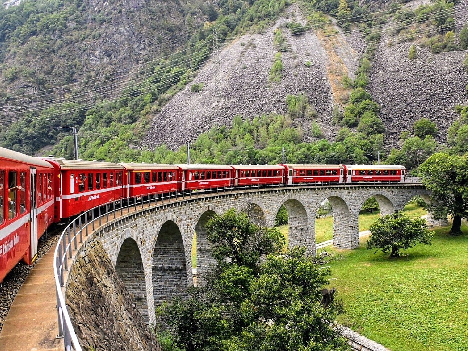 رحلة قطار في سويسرا