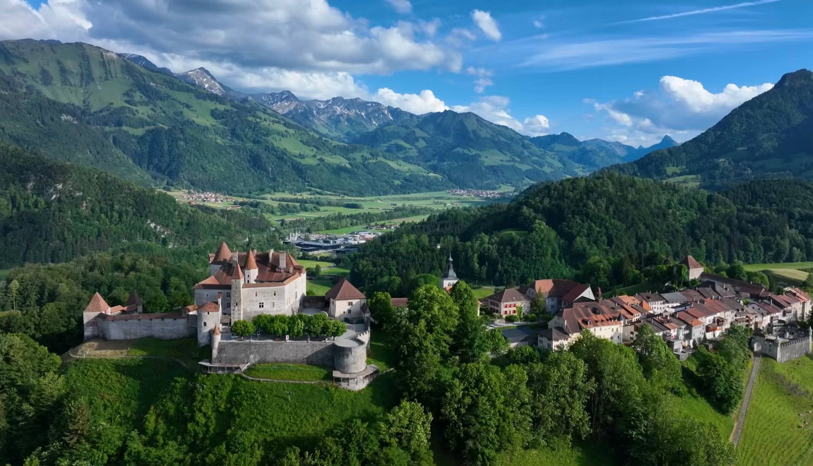 سويسرا في يونيو