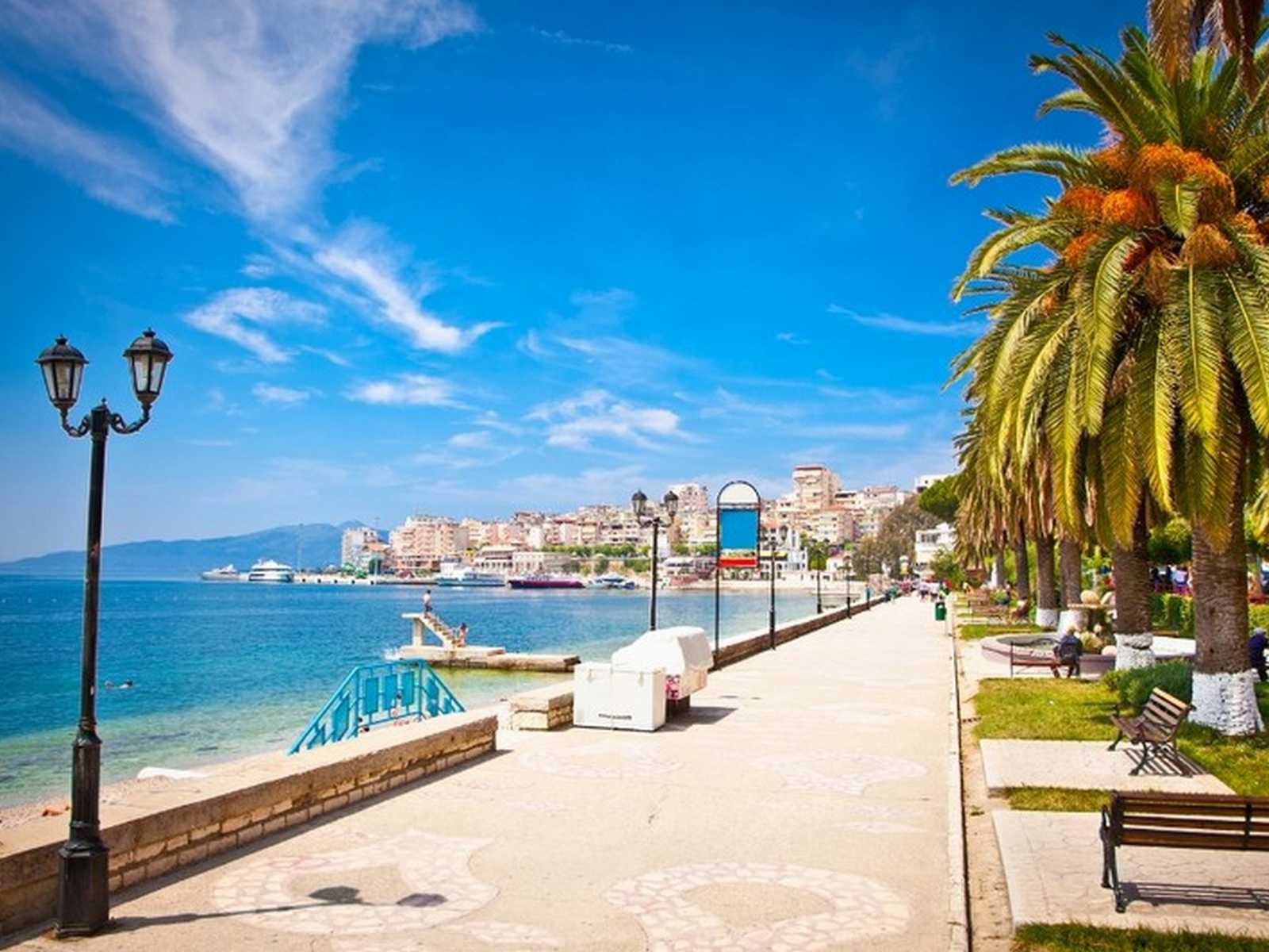 טירת ג'ירוקסטרה באלבניה עם ילדים – מבצר עתיק על ראש ההר עם נוף פנורמי לעיר ולהרים סביב