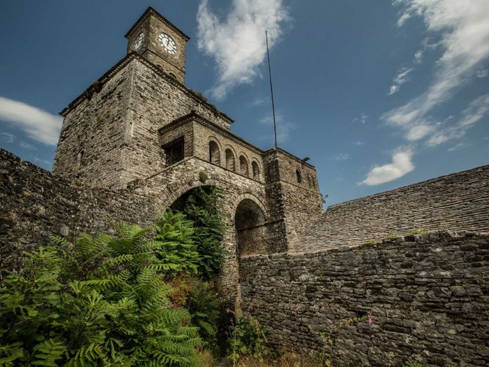 טיילת חוף בולורֶה באלבניה עם ילדים – חוף ים רגוע, דקלים ושמיים כחולים