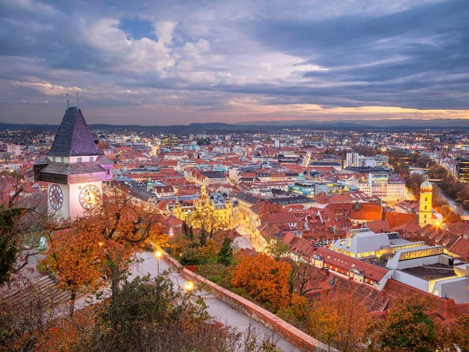 נוף פנורמי של העיר גראץ עם הגגות האדומים והעיר העתיקה