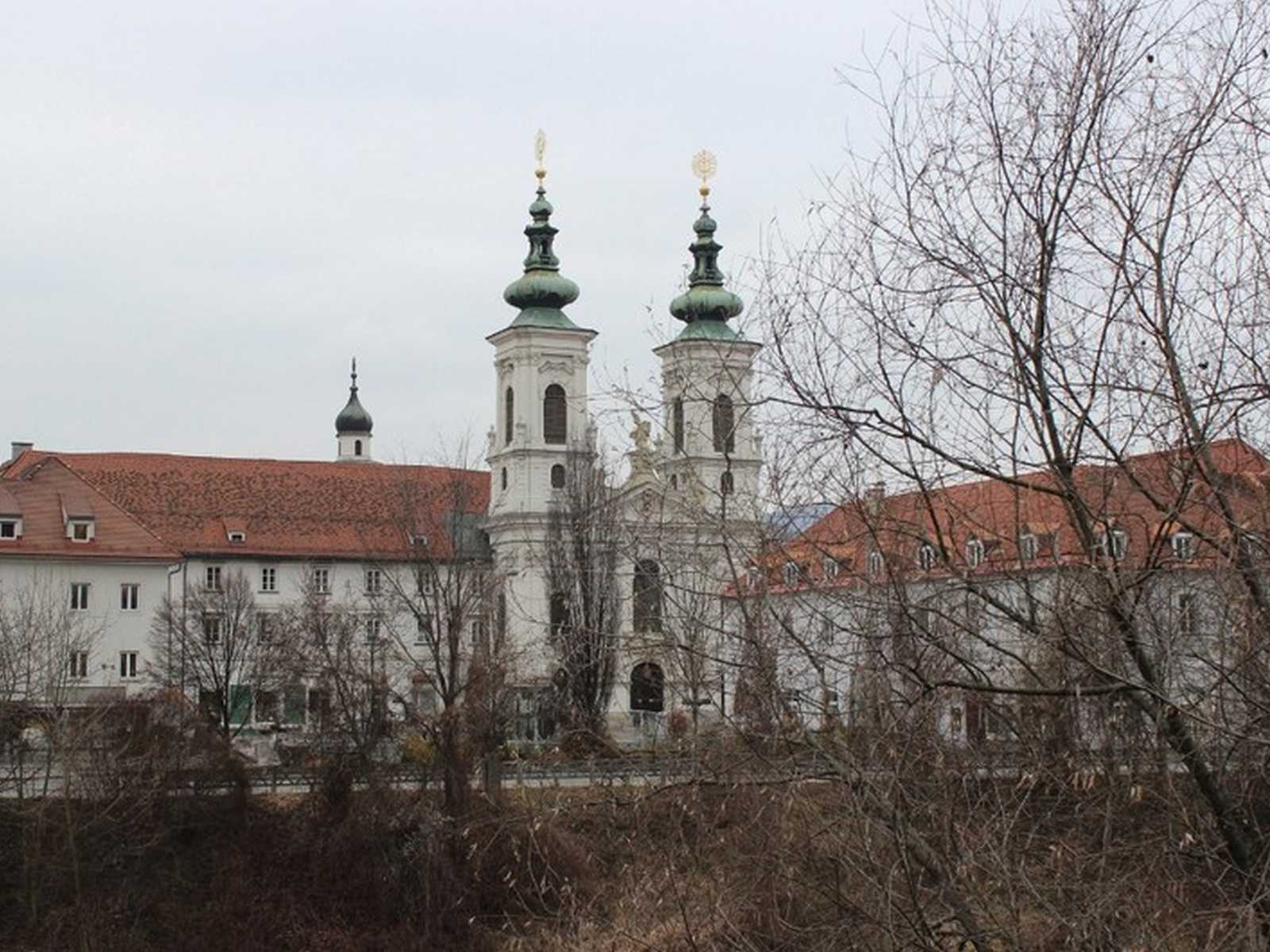 כנסייה היסטורית במרכז העיר גראץ בין מבנים עתיקים