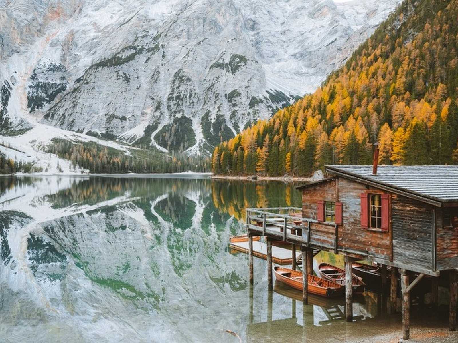 בקתת סירות על אגם אלפיני ציורי בהרי דולומיטים