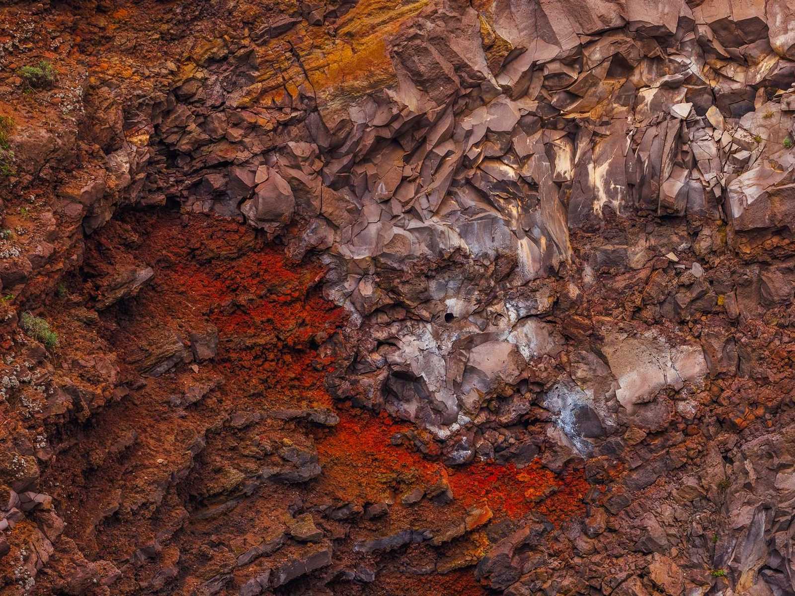 סלעים וולקניים ואפר אדמדם בתוך לוע הר וזוב