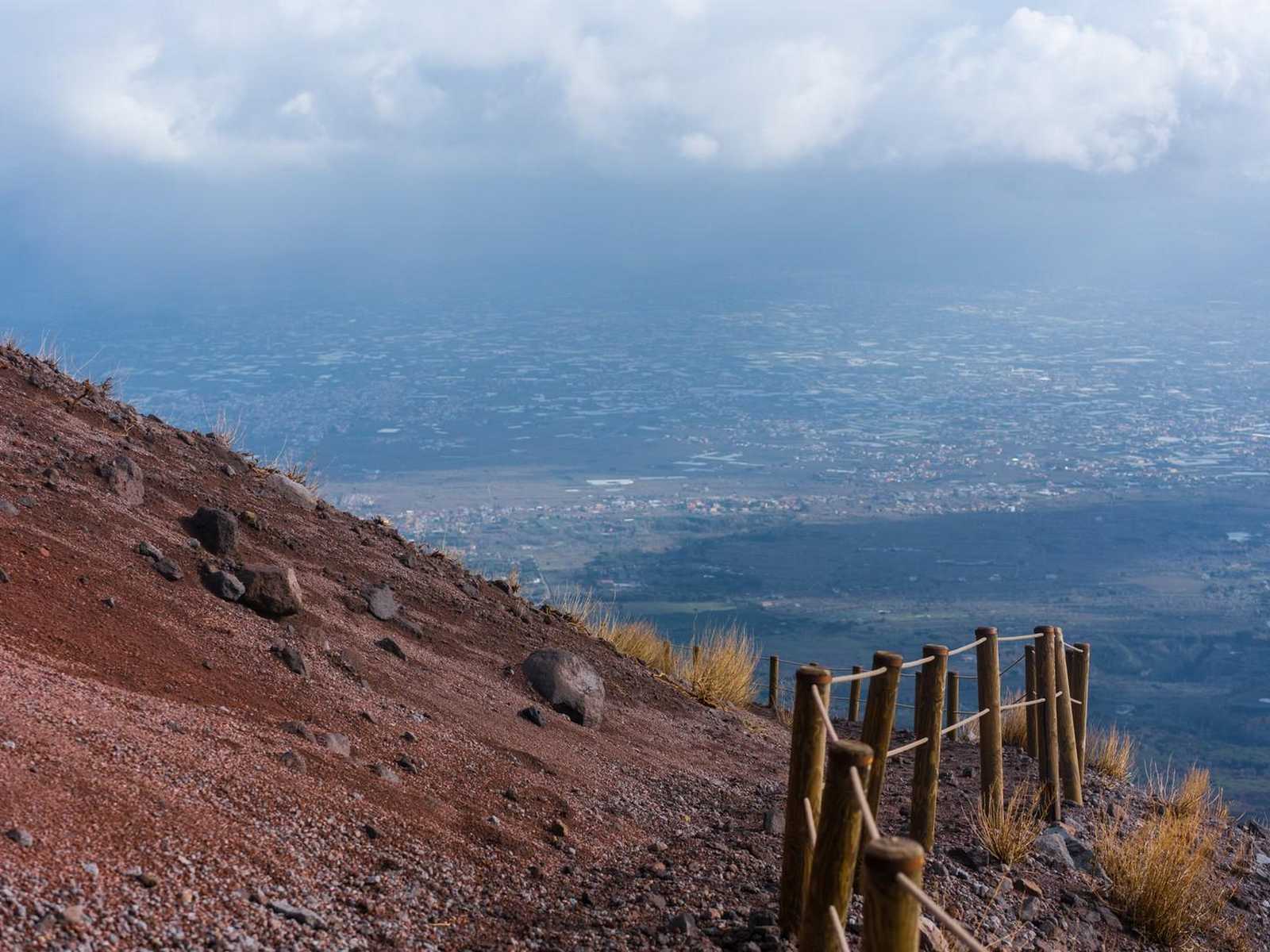 שביל הליכה לאורך שפת המכתש של הר וזוב