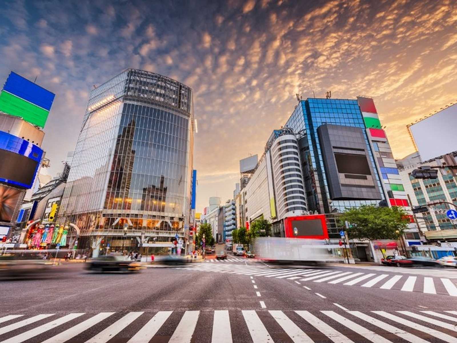 צומת מעבר החציה המפורסם בשיבויה טוקיו עם גורדי שחקים ברקע