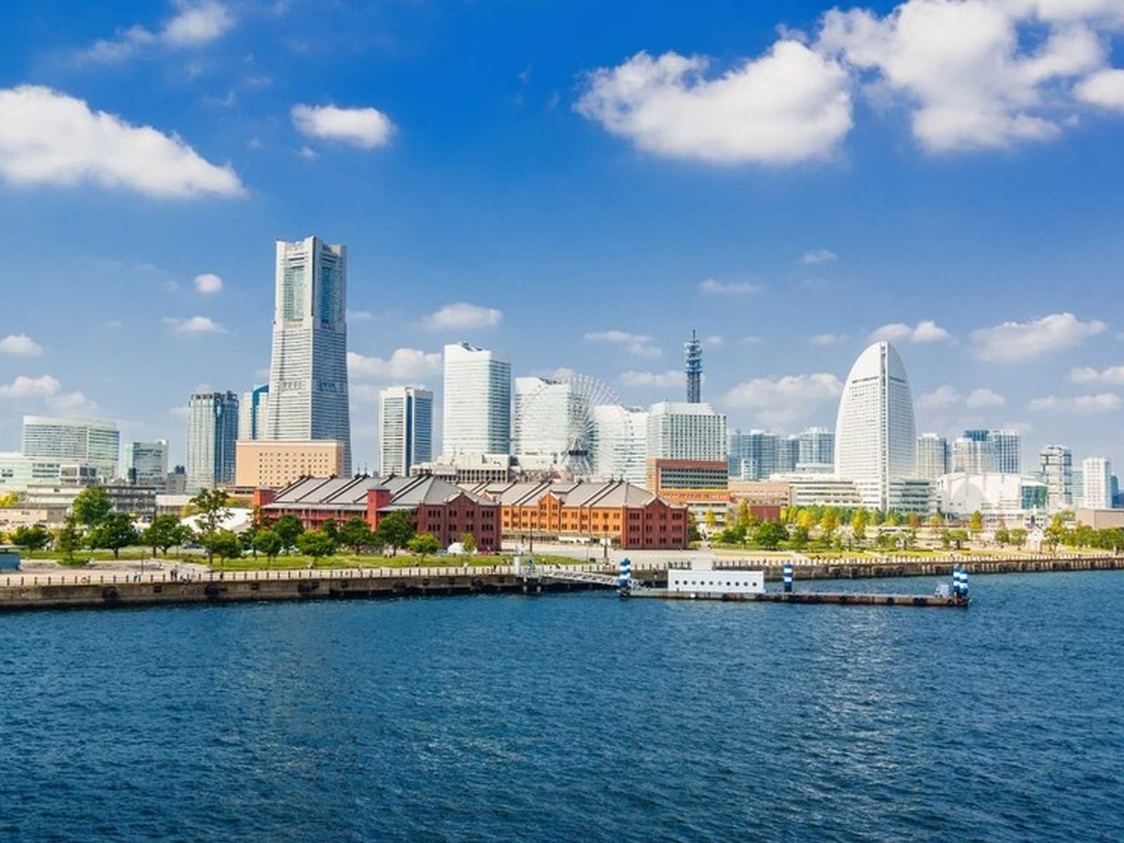 קו הרקיע המודרני של טוקיו לצד המפרץ ונוף גורדי שחקים ביום בהיר