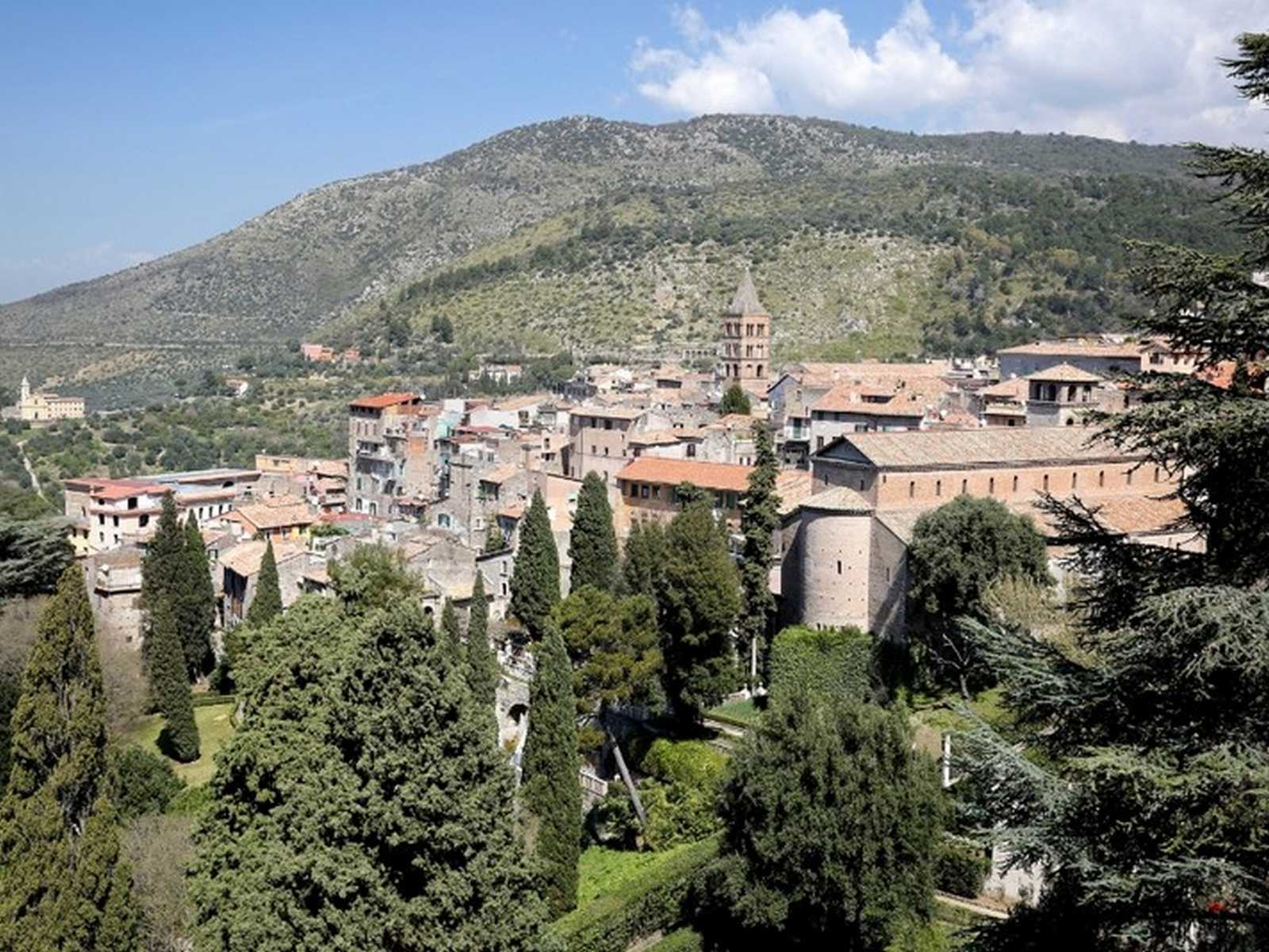 טיבולי – נוף פנורמי של העיר וההרים סביב טיבולי באיטליה