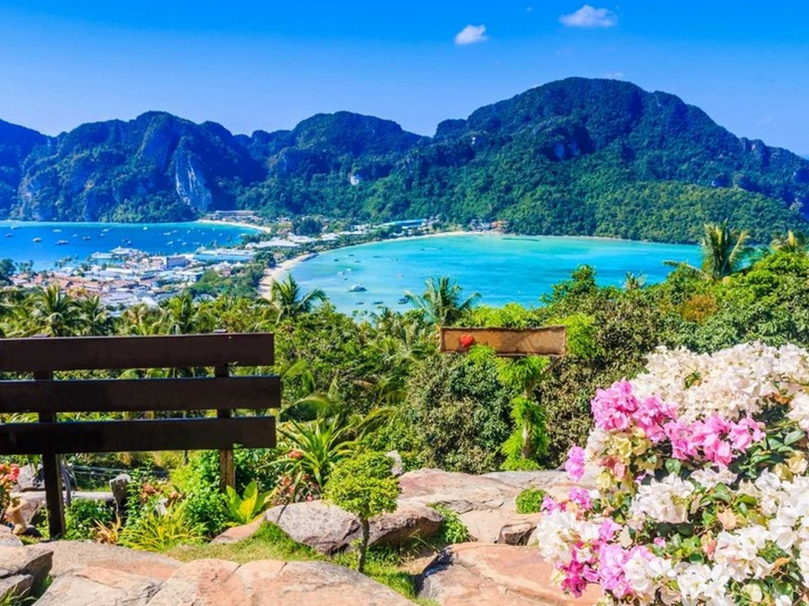 נוף טרופי של מפרץ ואיים בתאילנד עם ילדים