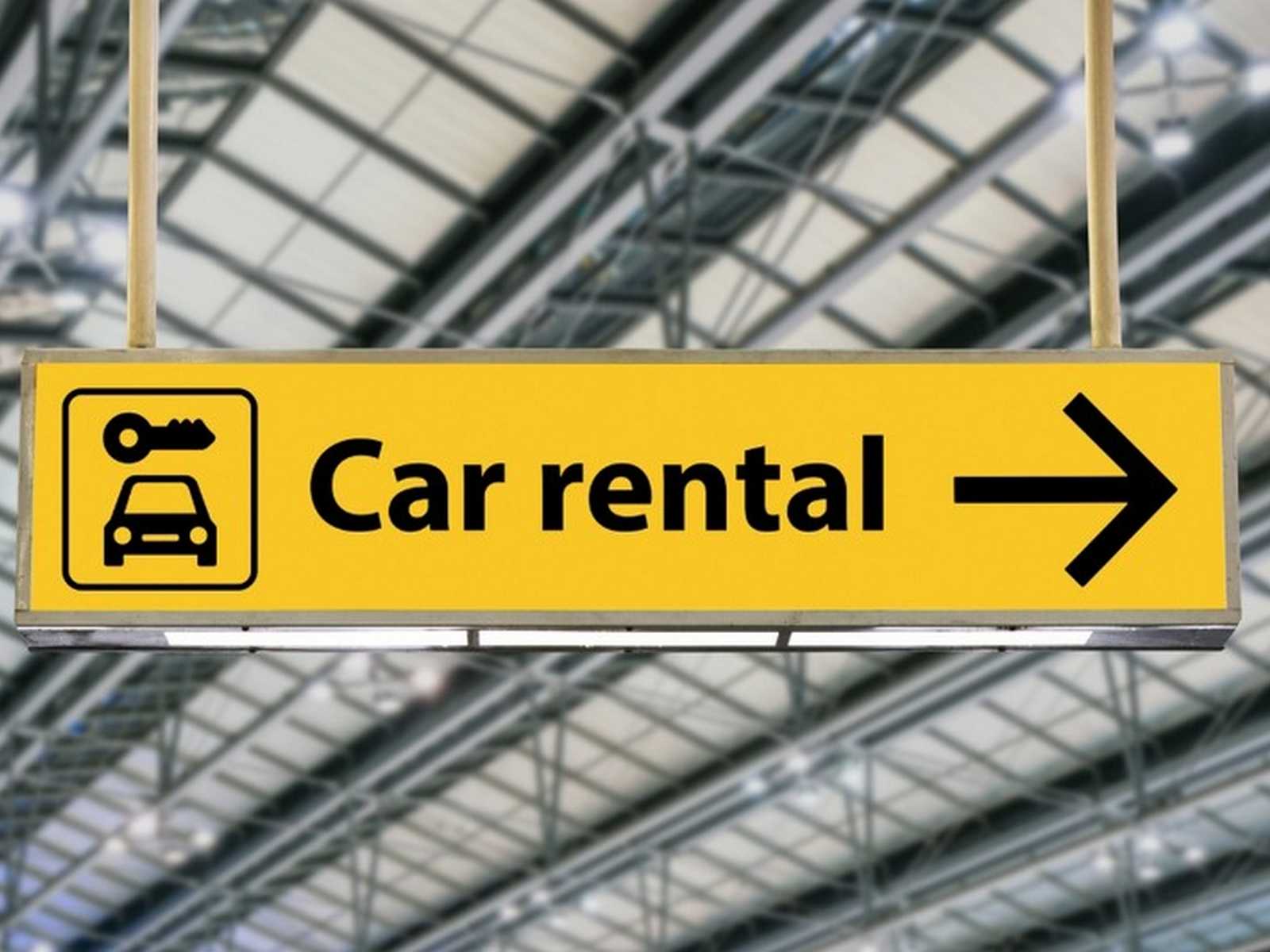 השכרת רכב בארצות הברית – אישה בודקת רכב לפני קבלת המפתחות