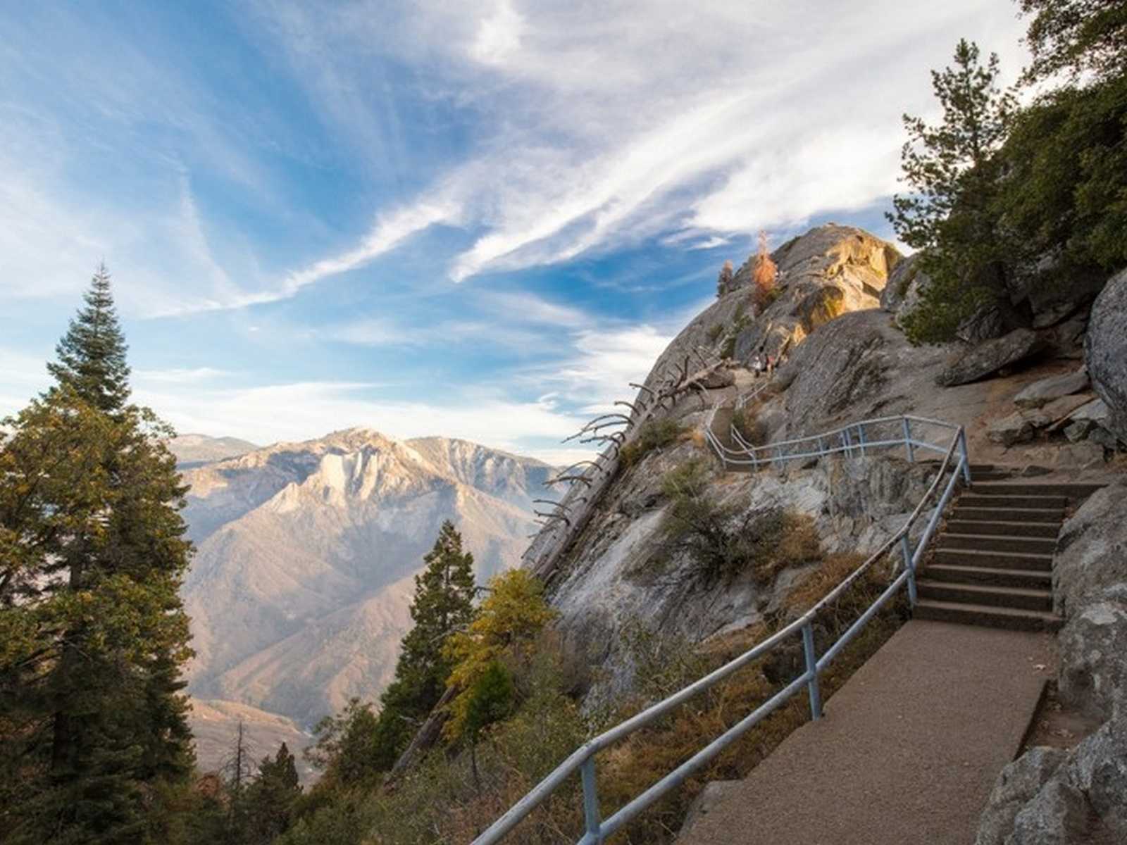 תצפית פנורמית על הרי הסיירה נבדה בפארק סקויה