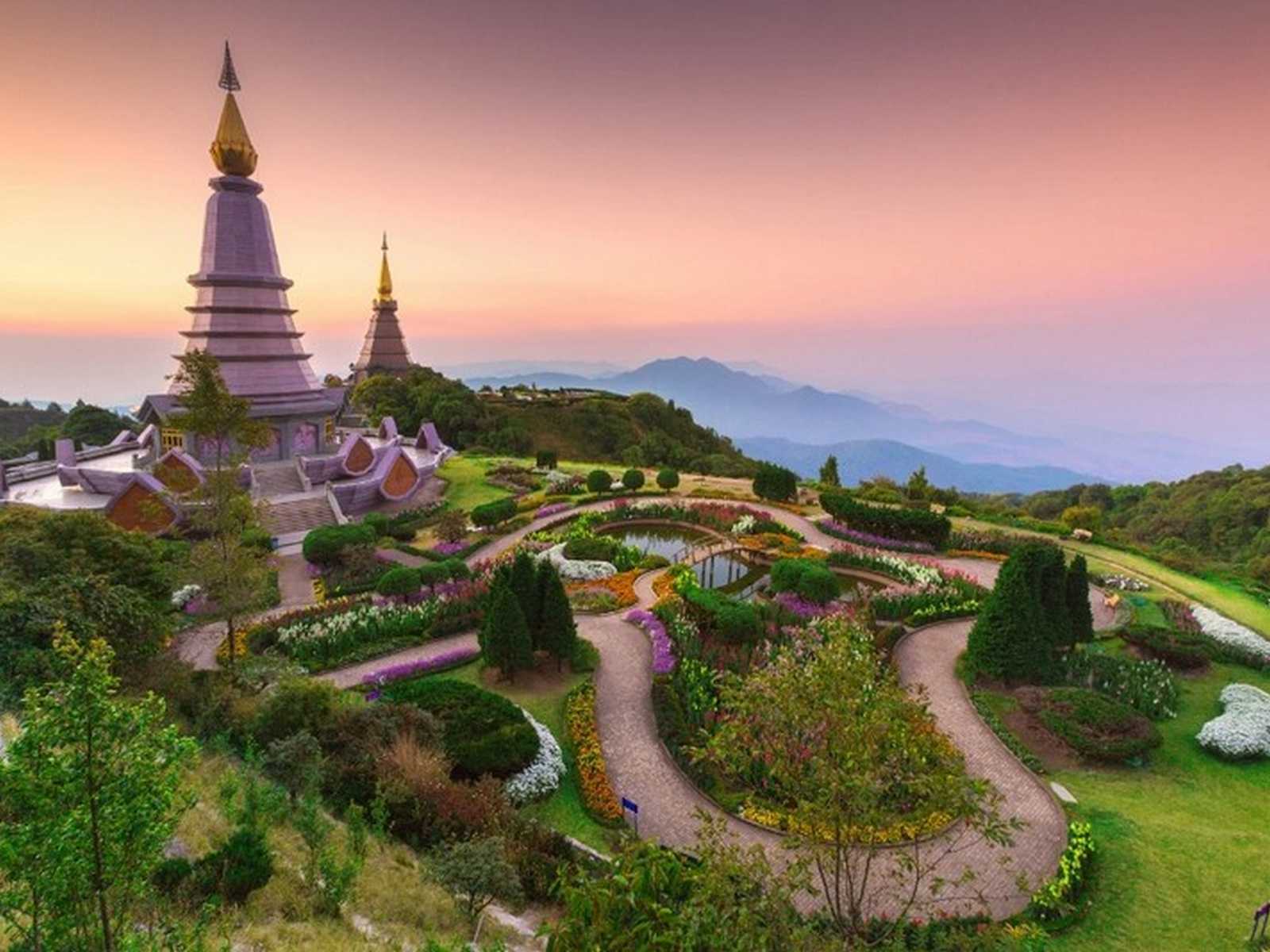 מקדשים ונוף הררי בצפון תאילנד עם ילדים