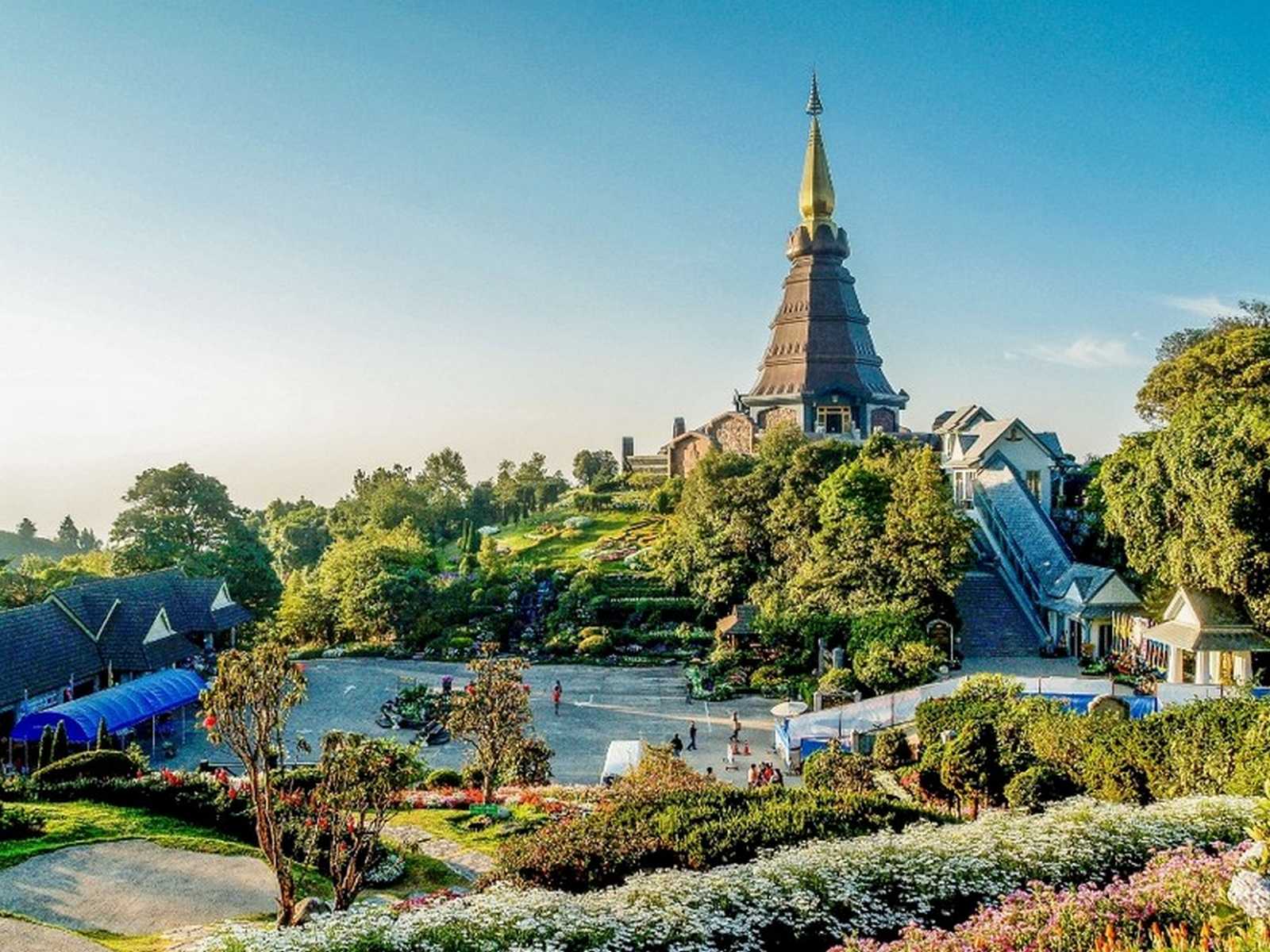 מקדש בודהיסטי מפורסם בתאילנד עם ילדים