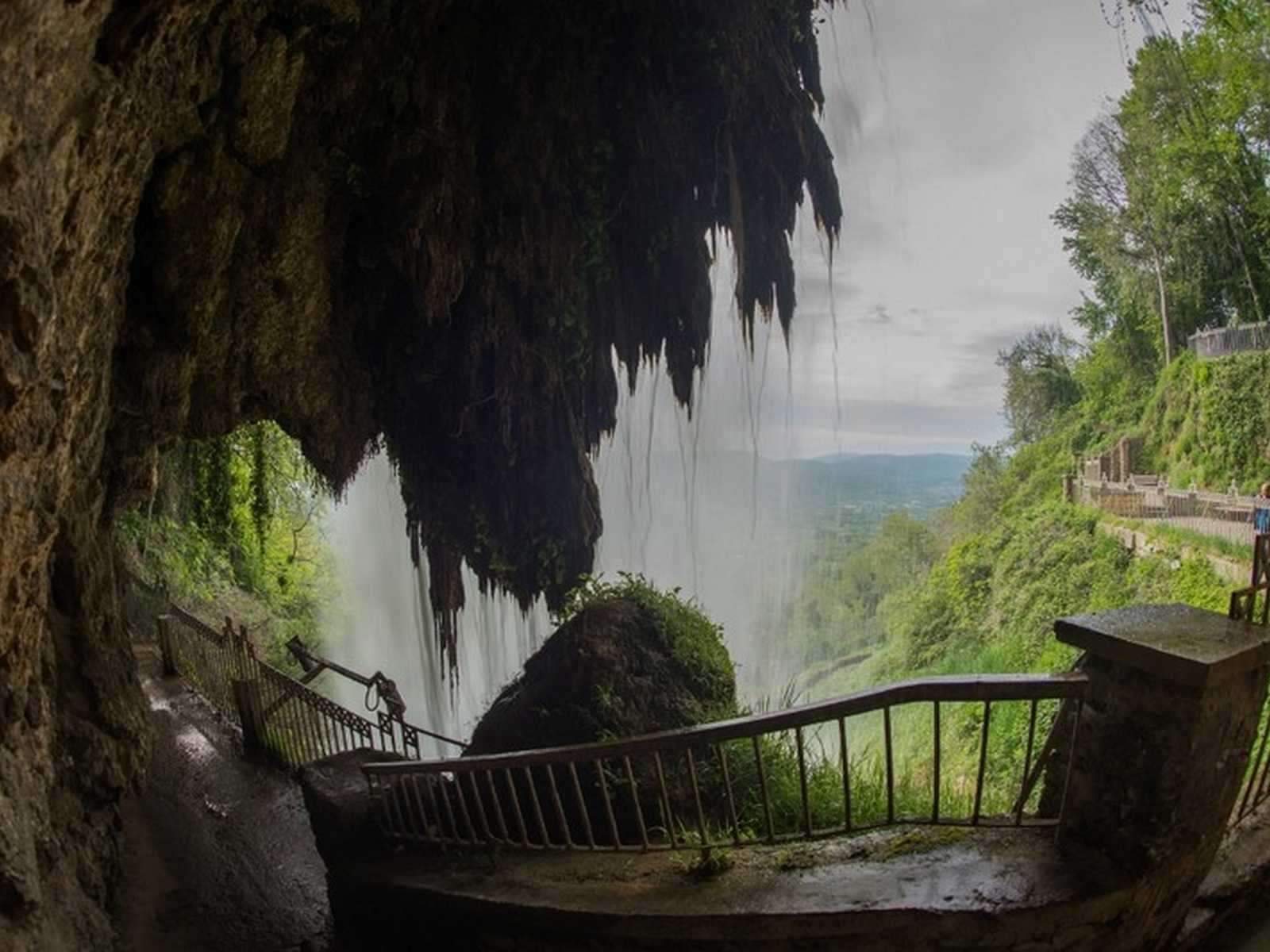 אחד המקומות היפים לטיול בצפון יוון עם ילדים הוא אזור המערות והנחלים