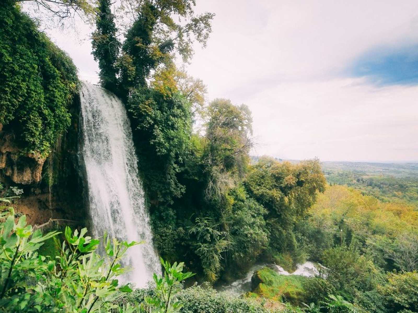 בטיול בצפון יוון עם ילדים אפשר לראות מפלים מרשימים בתוך יערות ירוקים