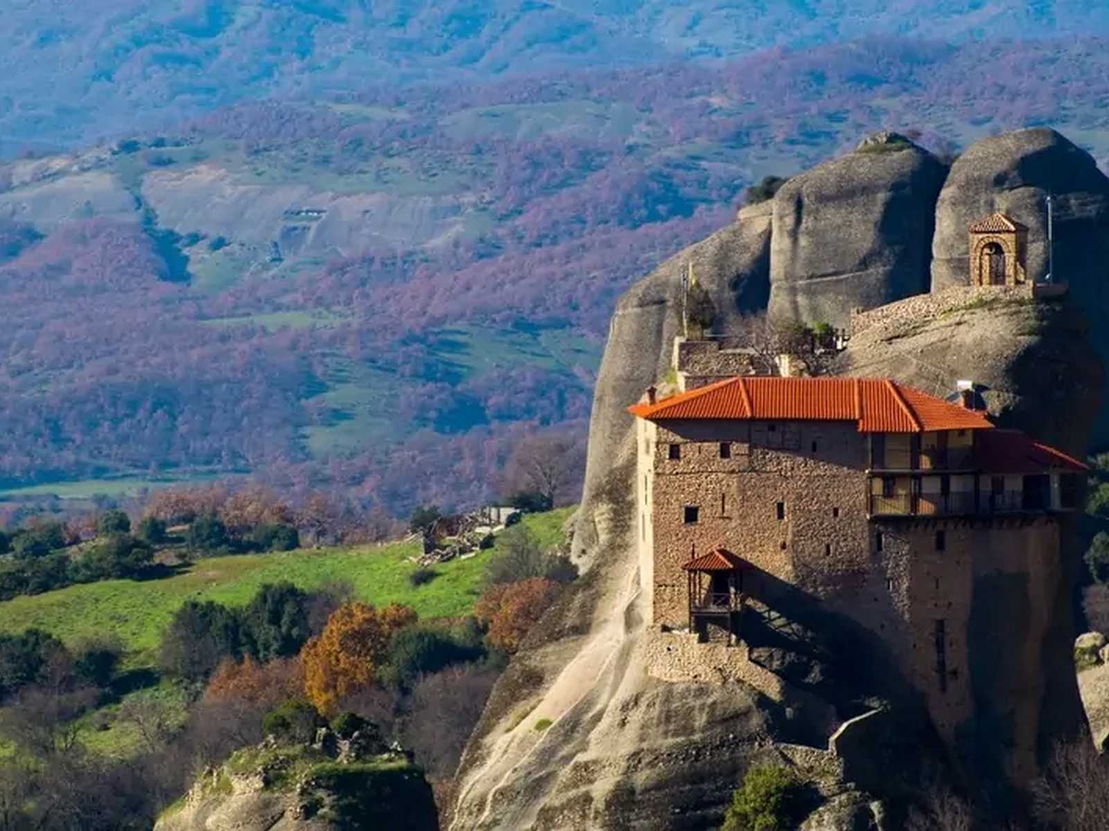 המנזרים של מטאורה בין הצוקים הגבוהים – אתר מוכר בצפון יוון