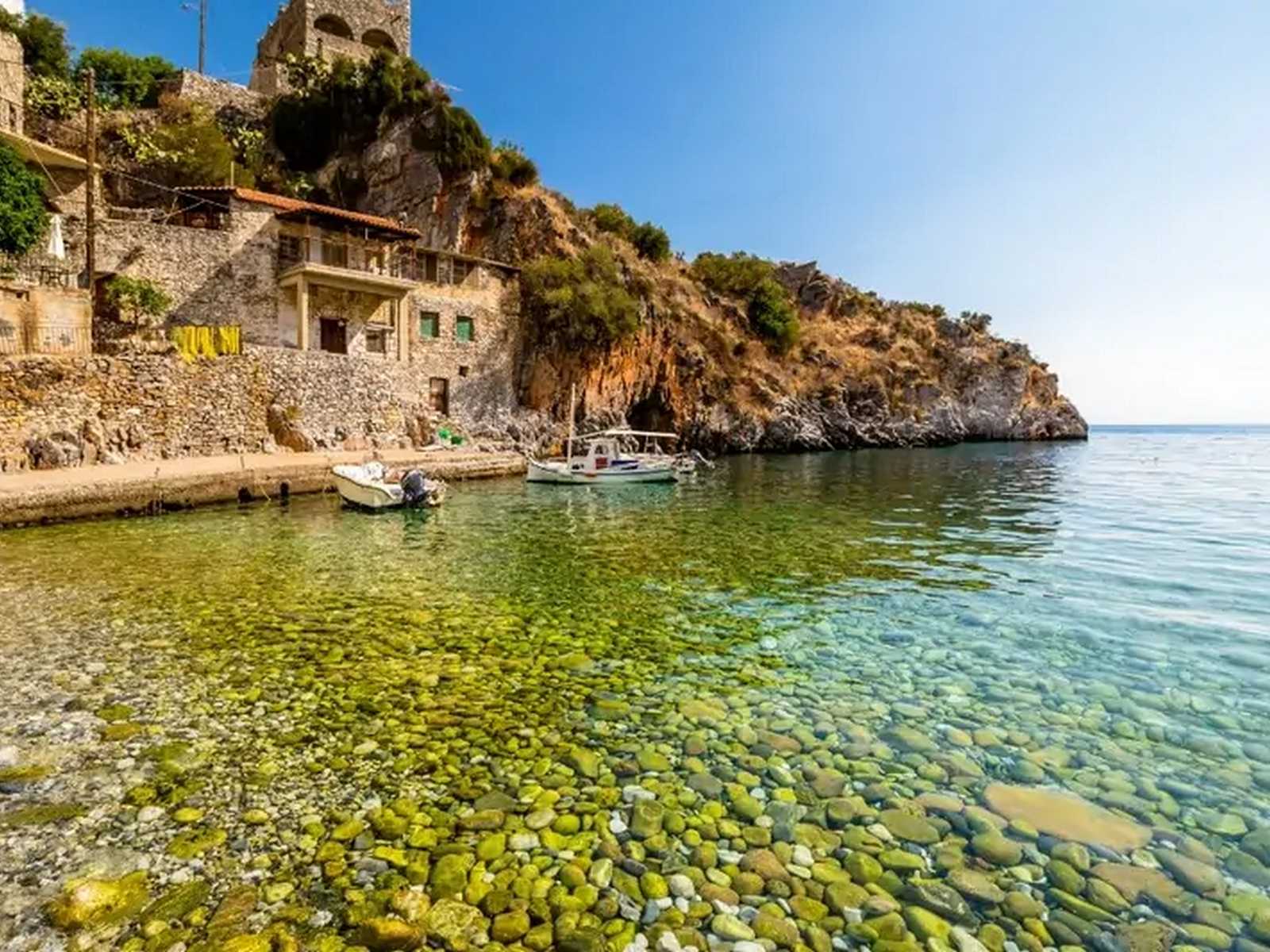 חוף רגוע עם מים צלולים וסלעים טבעיים בחצי האי חלקידיקי בצפון יוון